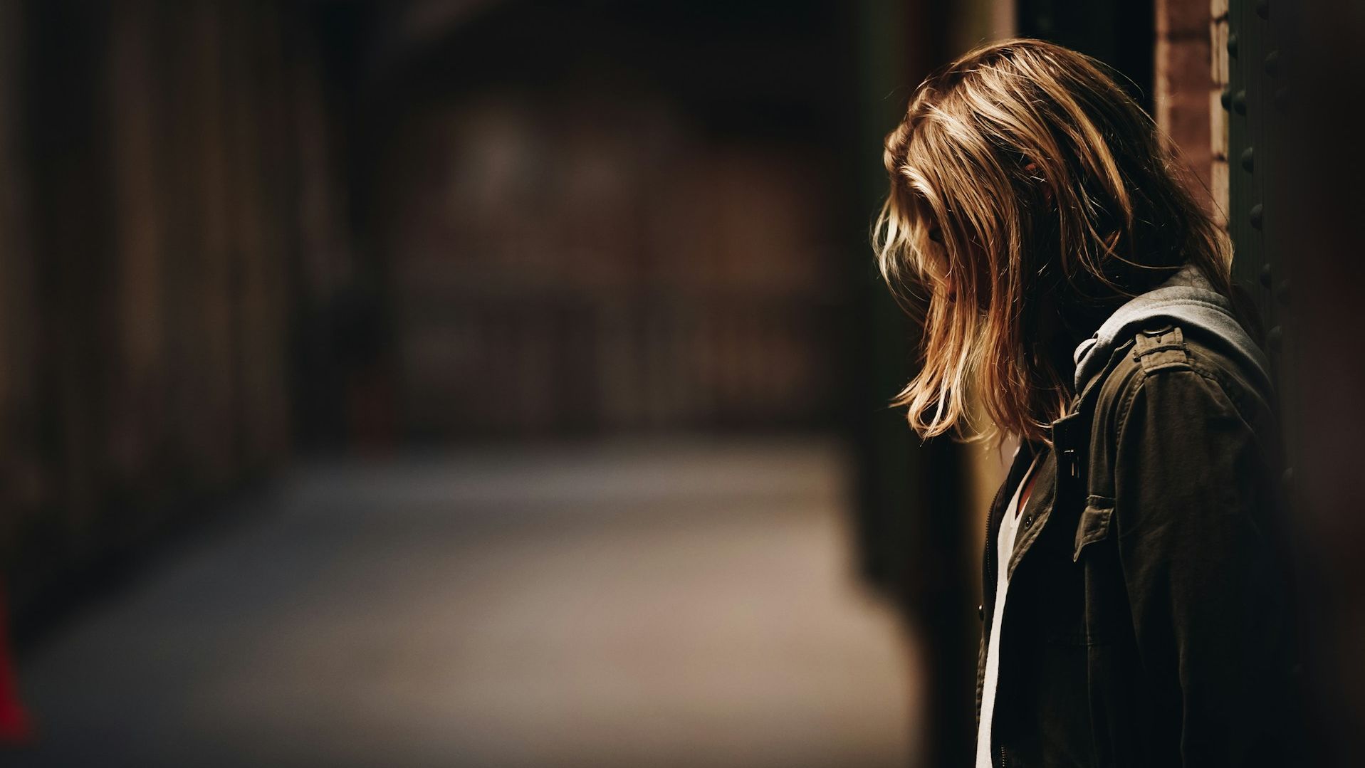 Foto di <a href="https://unsplash.com/it/@ericjamesward?utm_source=unsplash&utm_medium=referral&utm_content=creditCopyText">Eric Ward</a> su <a href="https://unsplash.com/it/foto/woman-leaning-against-a-wall-in-dim-hallway-akT1bnnuMMk?utm_source=unsplash&utm_medium=referral&utm_content=creditCopyText">Unsplash</a>